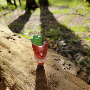 Желудевый человечек в лесу