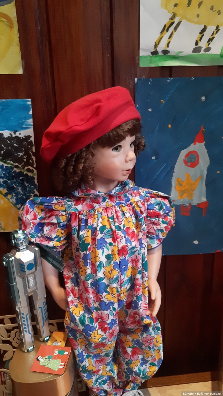 Соня на весенней выставке рисунков (фото 9)