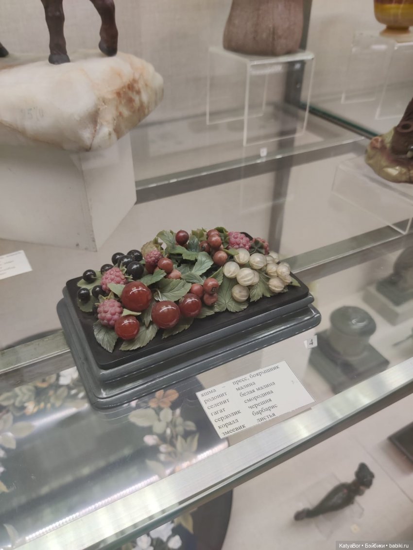 Мальвина среди камней в музее минералогии Москвы