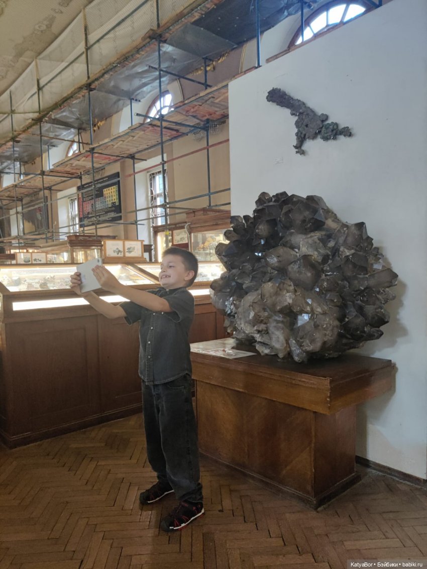Мальвина среди камней в музее минералогии Москвы (фото 10)