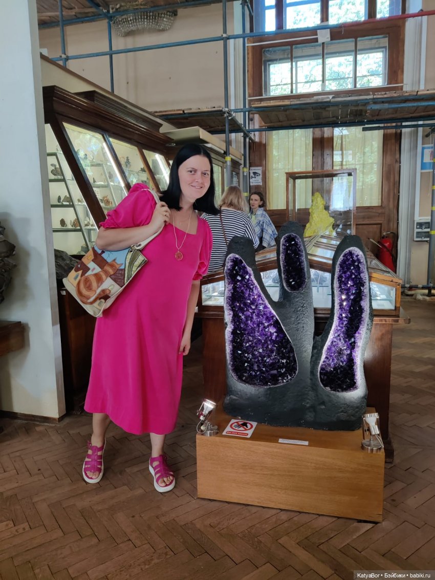 Мальвина среди камней в музее минералогии Москвы