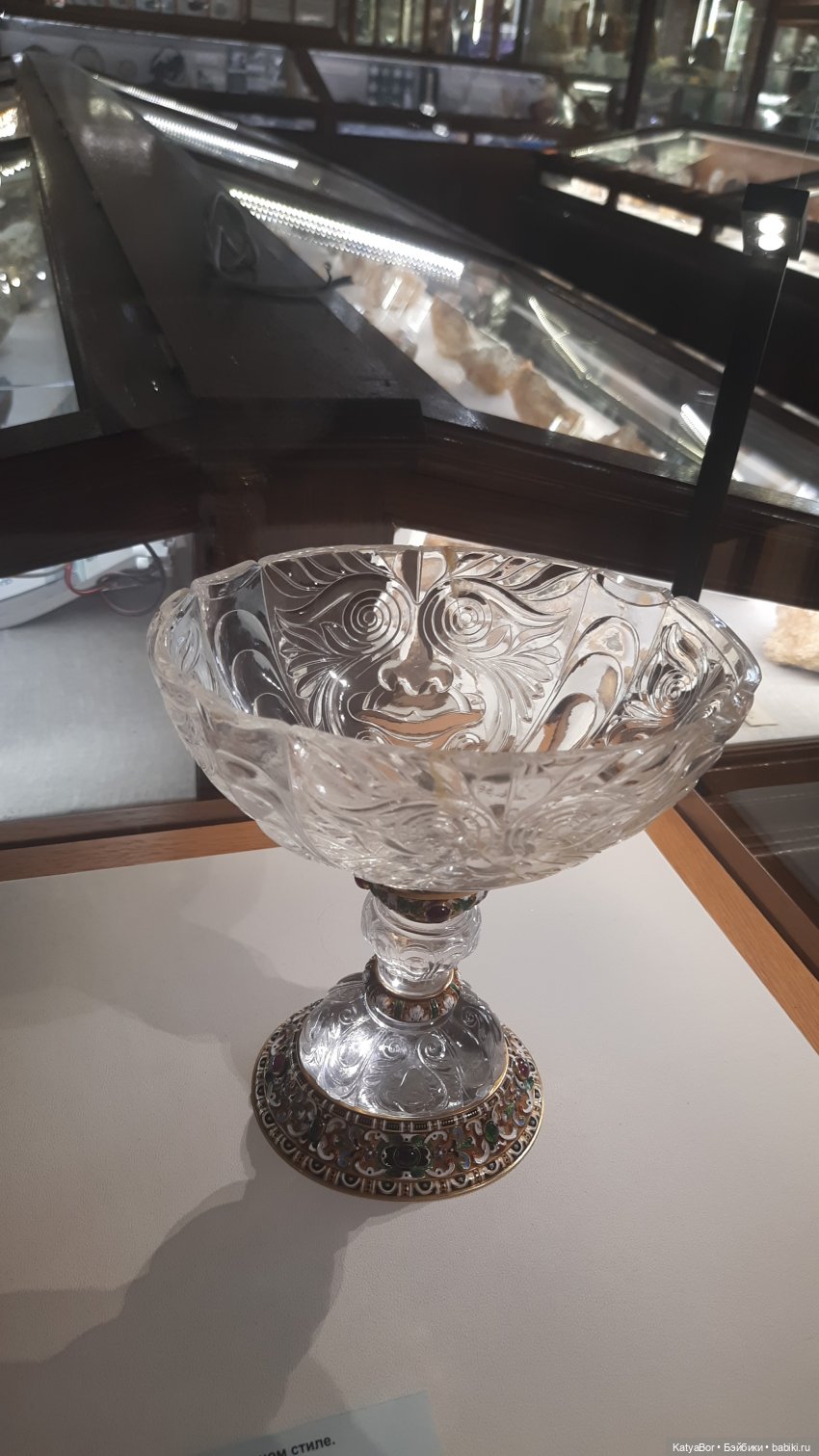 Мальвина среди камней в музее минералогии Москвы