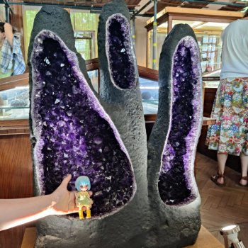 Мальвина среди камней в музее минералогии Москвы