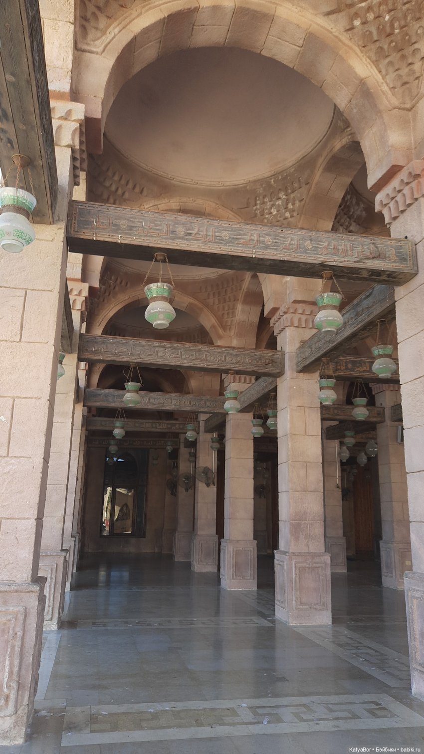 Восточная красавица запрыгнула в чемодан (фото 9)