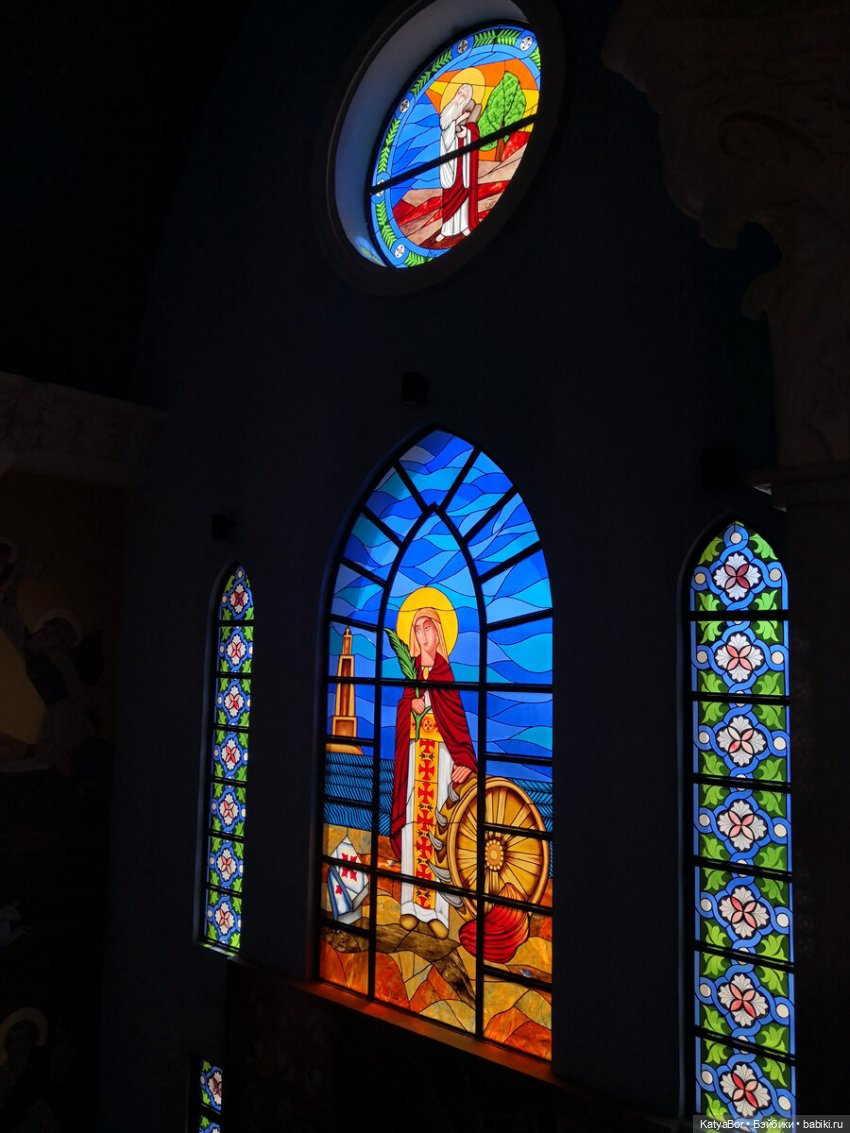 Восточная красавица запрыгнула в чемодан