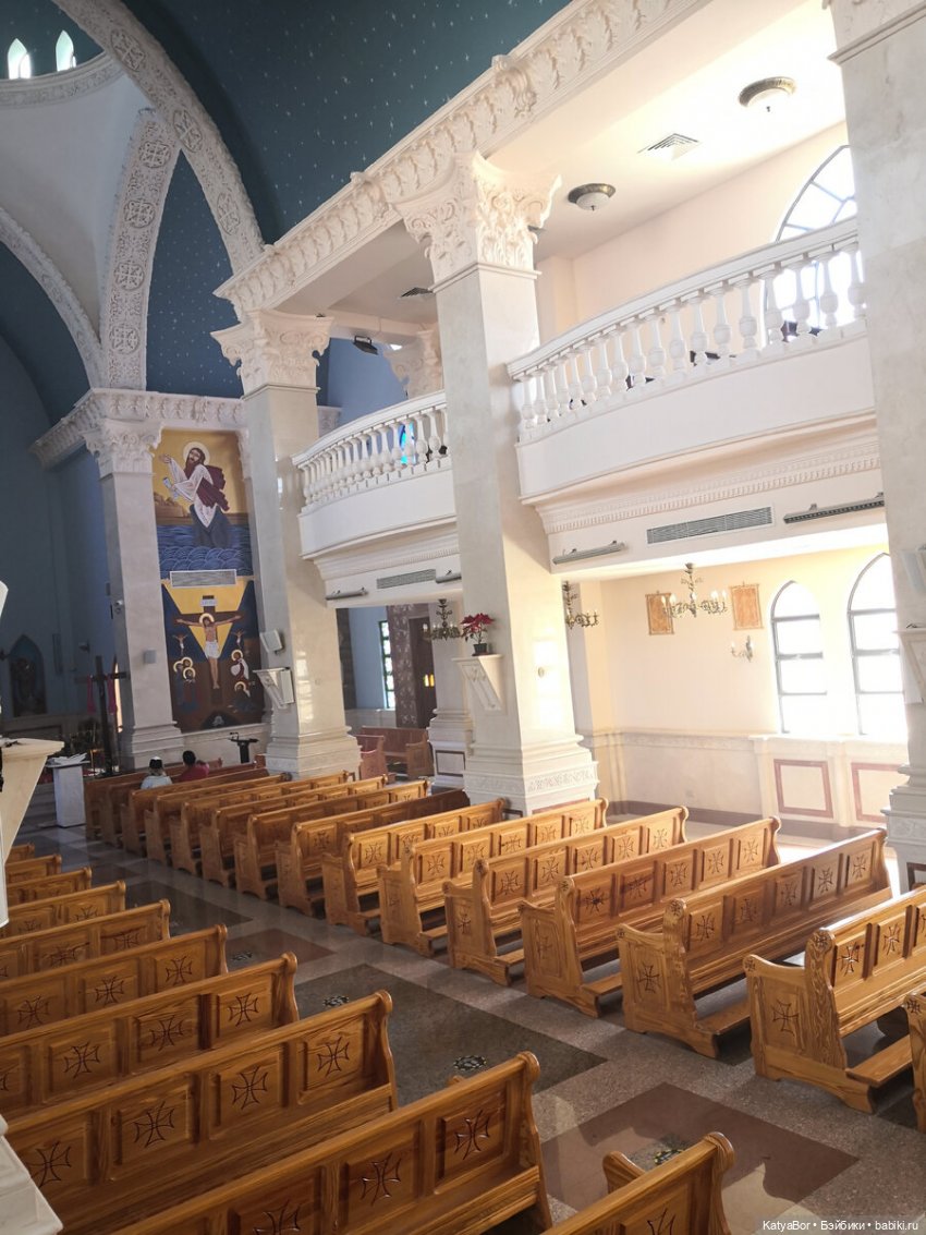 Восточная красавица запрыгнула в чемодан