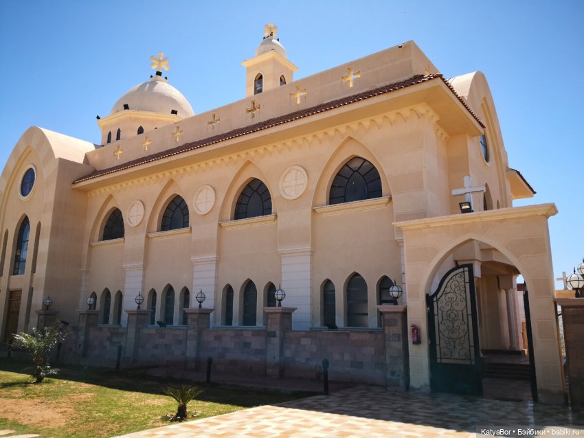 Восточная красавица запрыгнула в чемодан