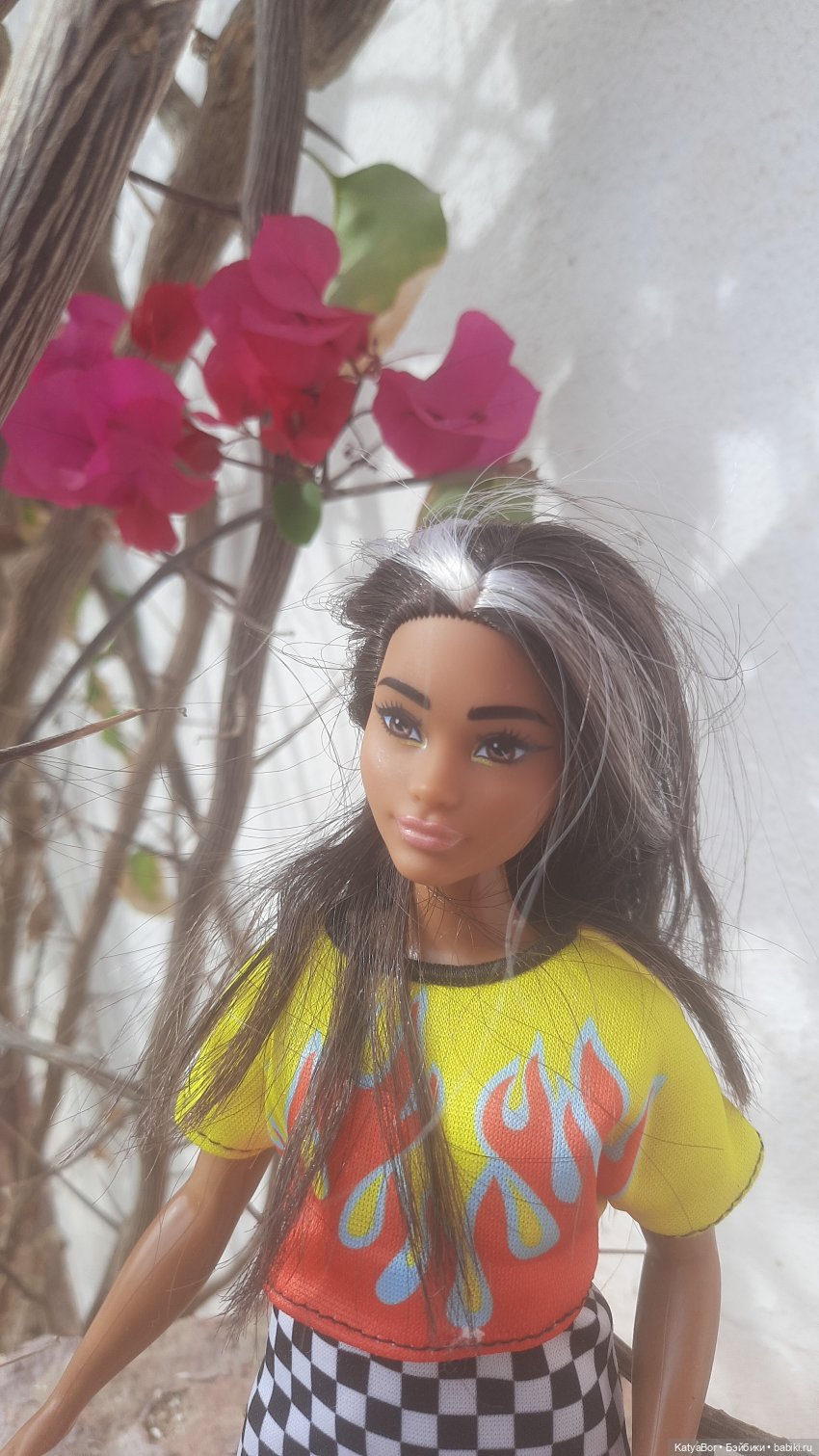 Восточная красавица запрыгнула в чемодан