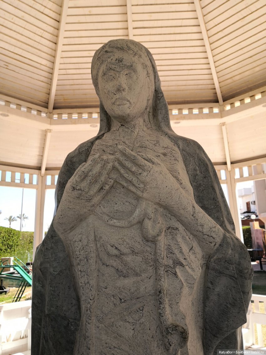 Восточная красавица запрыгнула в чемодан