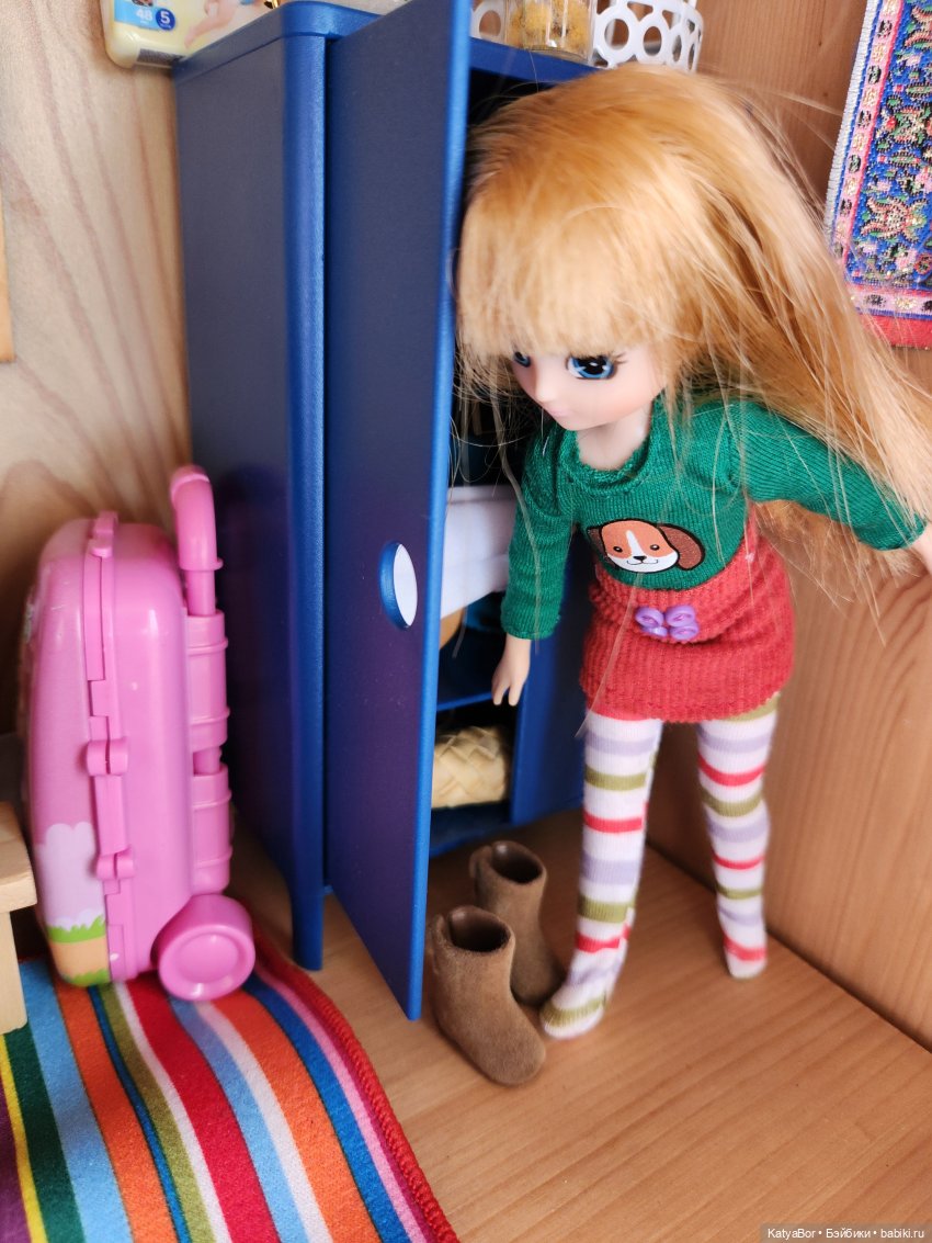 Куколки Lottie и полка-комната