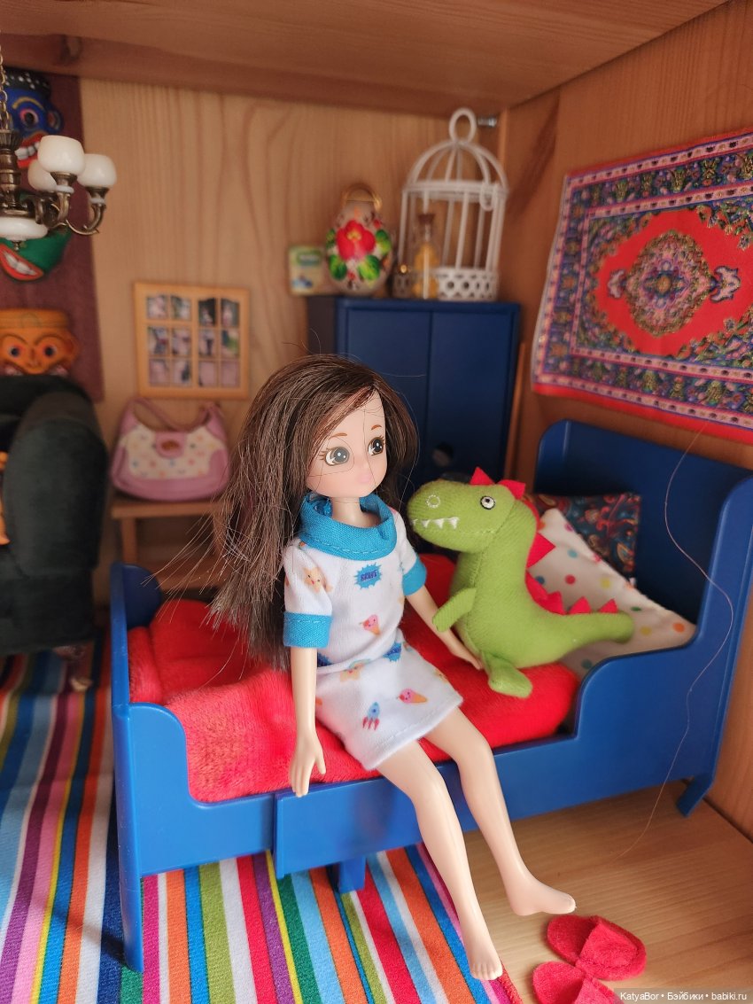 Куколки Lottie и полка-комната
