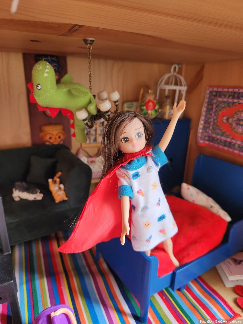 Куколки Lottie и полка-комната
