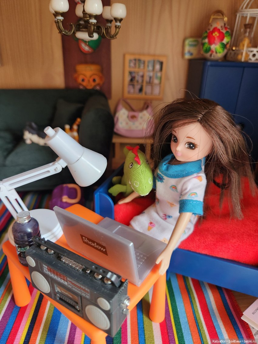 Куколки Lottie и полка-комната