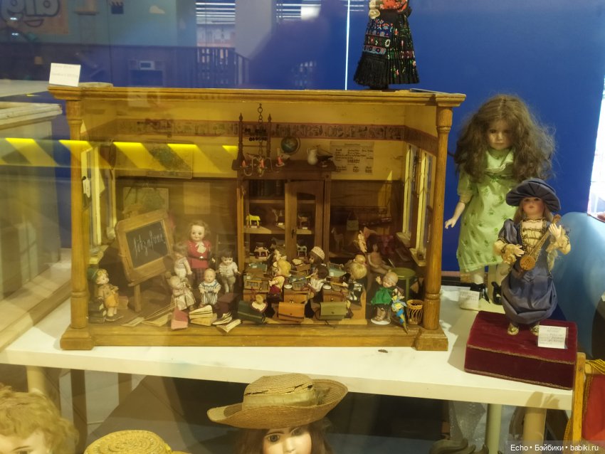 Рум-бокс с миниатюрными малышками.