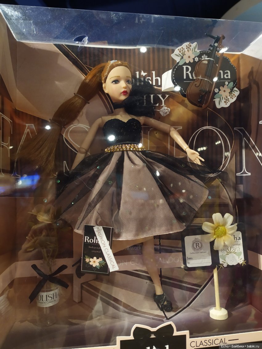 Куклы в красивом платье.