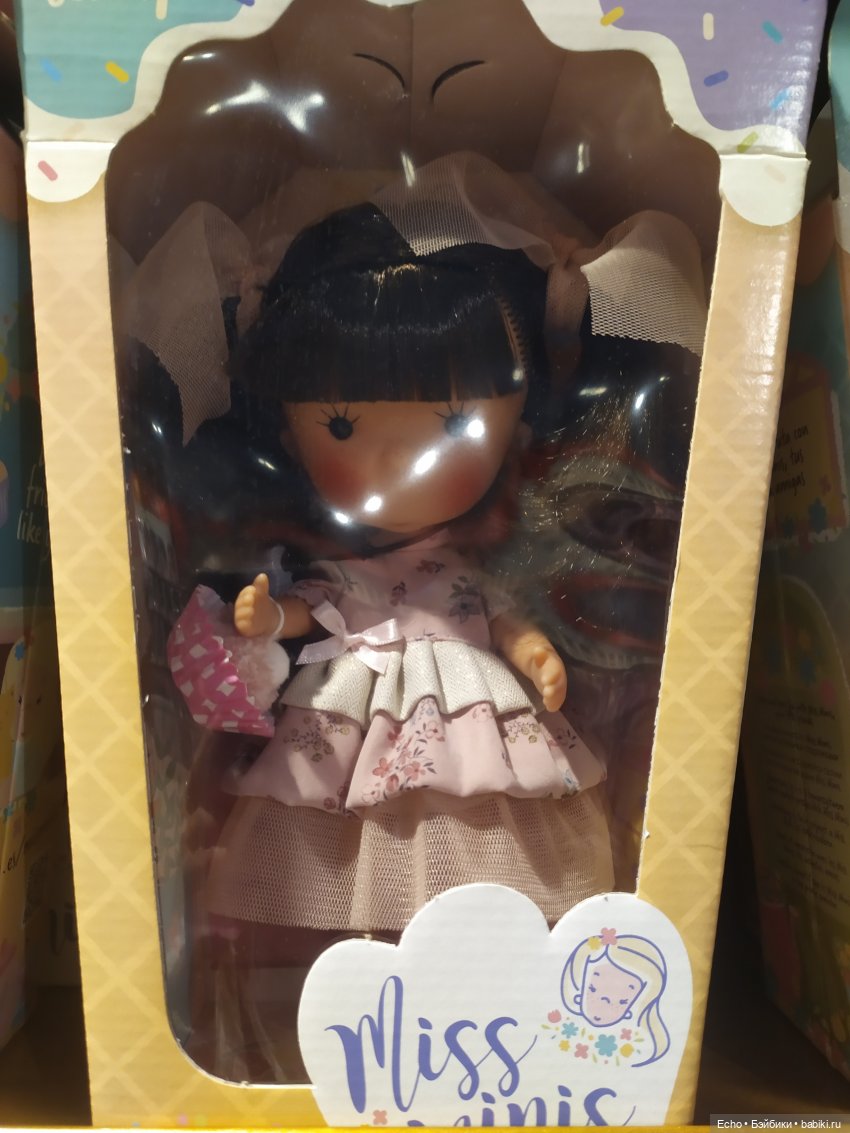 Милая большеголовая девочка