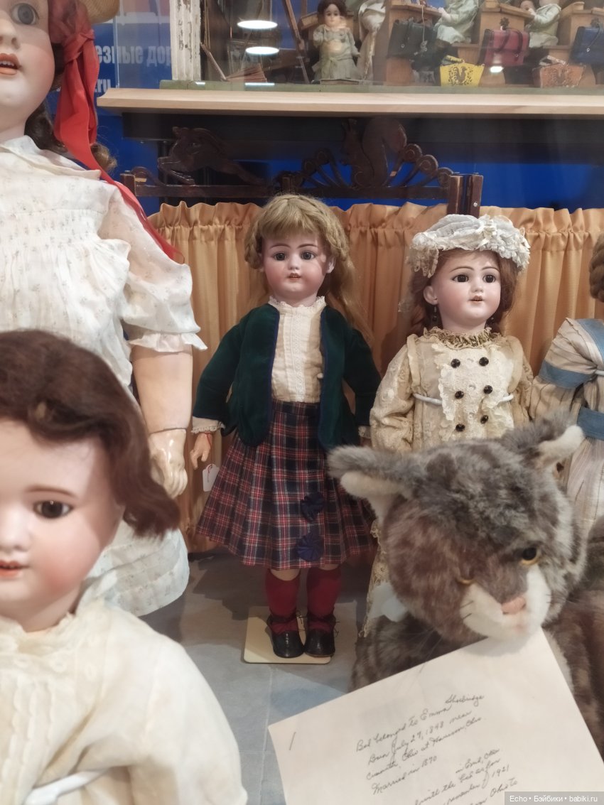 Очень понравился наряд- зелёное с красным.