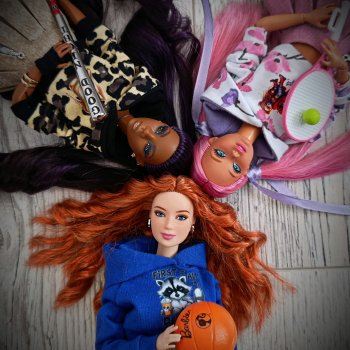 Три девицы под окном