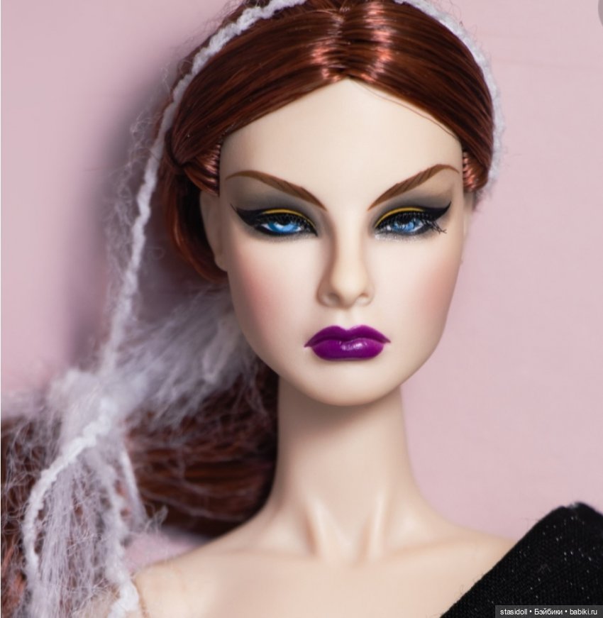 И сам референс с которого пыталась срисовать нашу Агнесс