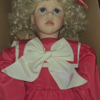 моя милашка Хилари, редкость, в виниле и высокая