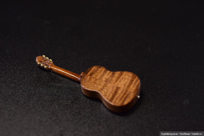 Гитара размером со спичку (фото 3)