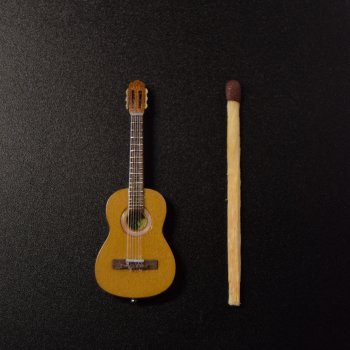 Гитара размером со спичку!