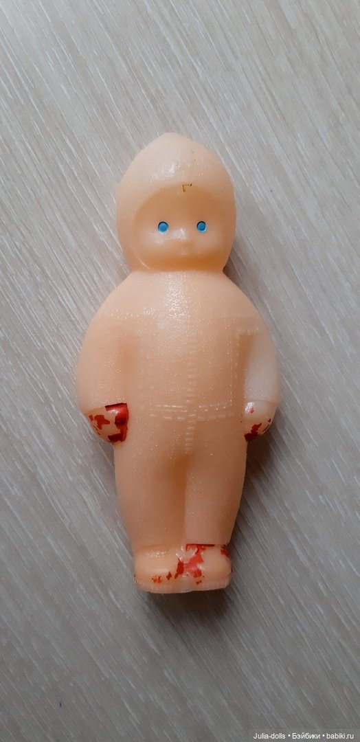 У меня тоже молдированы молнии. Возможно кто-то из них более ранняя модель, или фабрики под себя молд изменили. А у вашего клеймо есть?