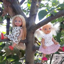 Гуляем по саду с Кики и Келли.