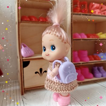 Малыши в обувном магазине