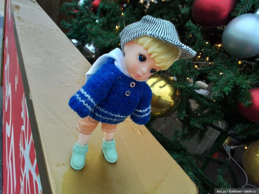 Новогодние игрушки, свечи и хлопушки