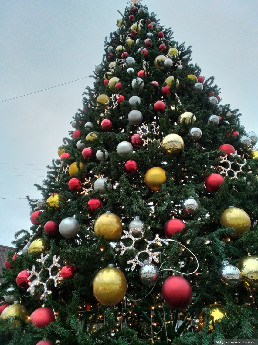 Новогодние игрушки, свечи и хлопушки