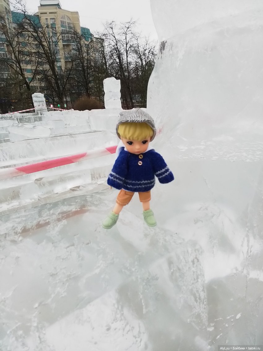 Новогодние игрушки, свечи и хлопушки