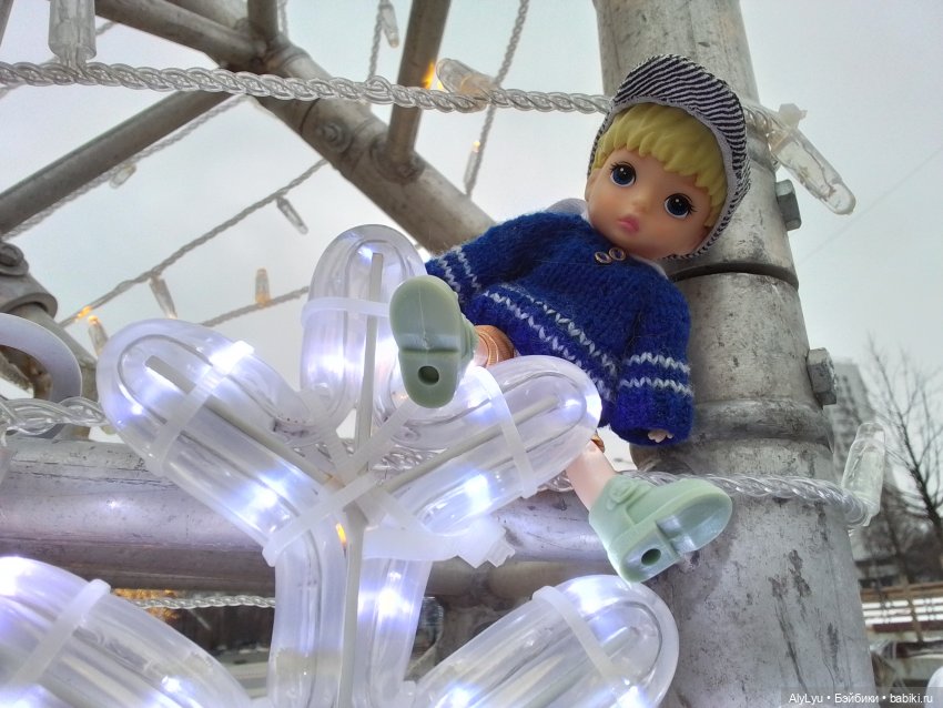 Новогодние игрушки, свечи и хлопушки