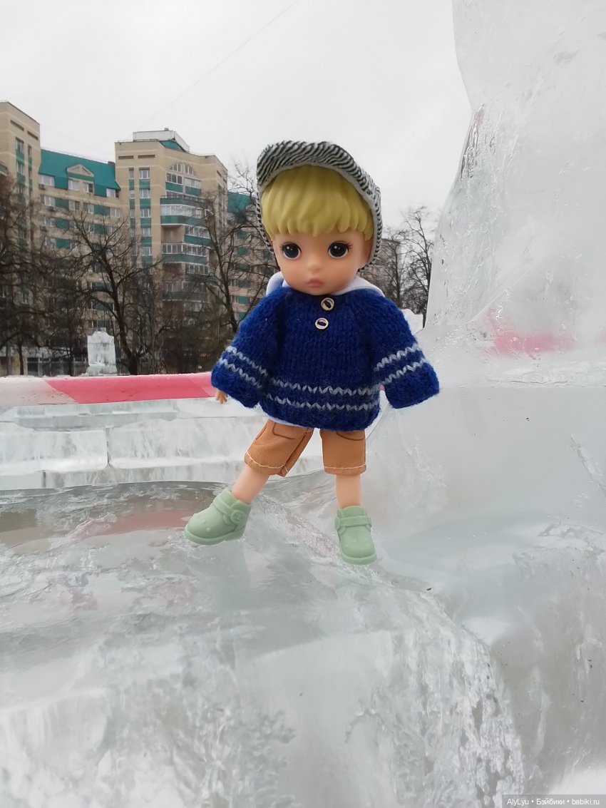 Новогодние игрушки, свечи и хлопушки