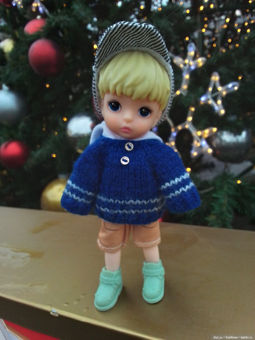 Новогодние игрушки, свечи и хлопушки