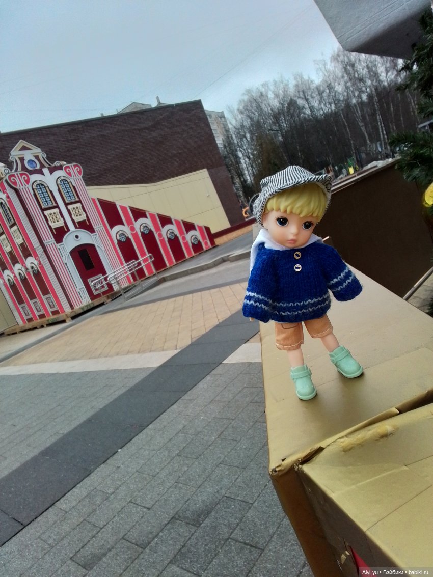 Новогодние игрушки, свечи и хлопушки