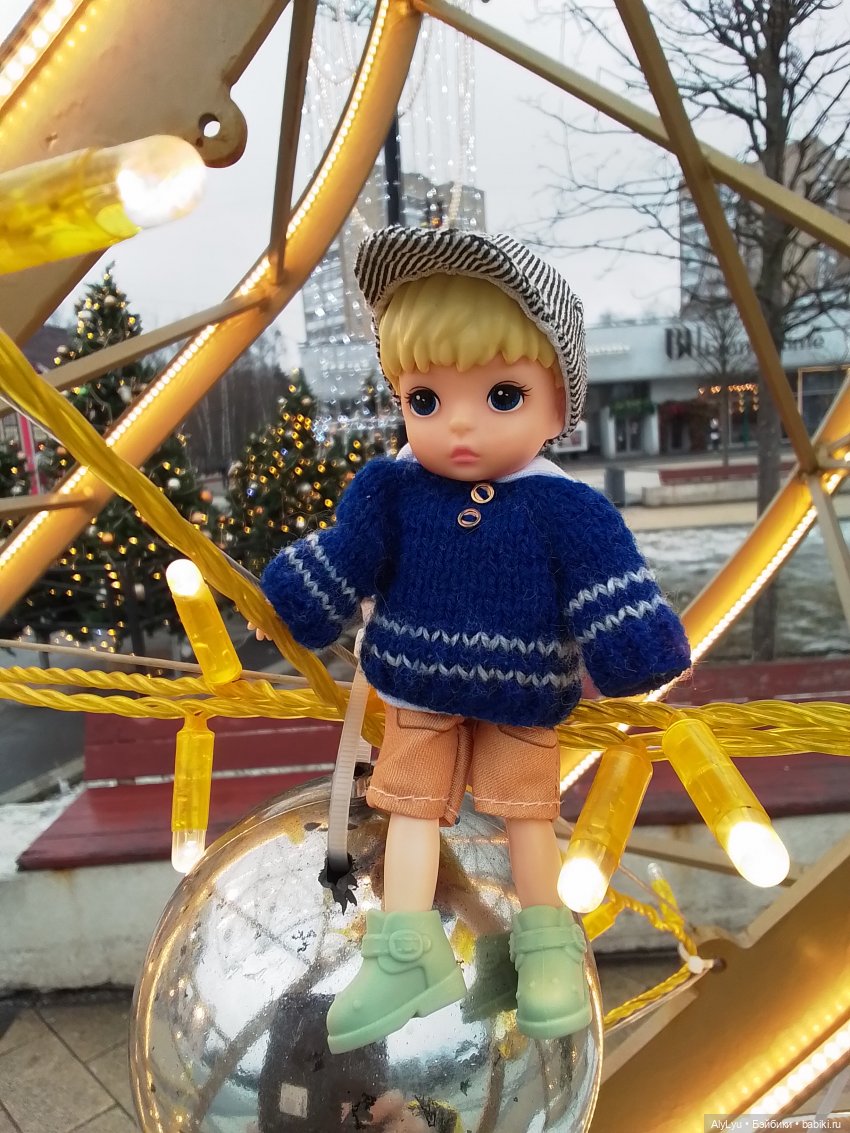 Новогодние игрушки, свечи и хлопушки