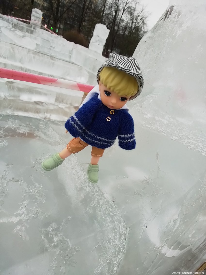 Новогодние игрушки, свечи и хлопушки