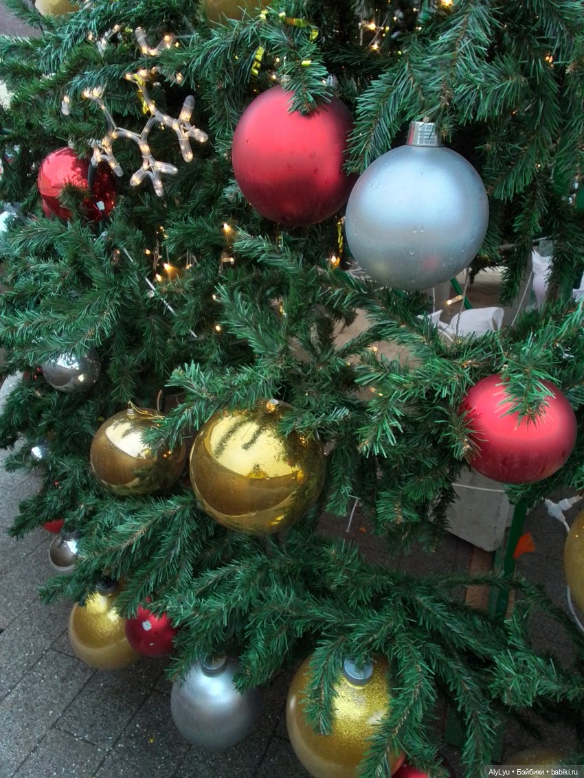 Новогодние игрушки, свечи и хлопушки