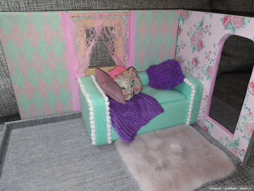 Большая комната с диваном