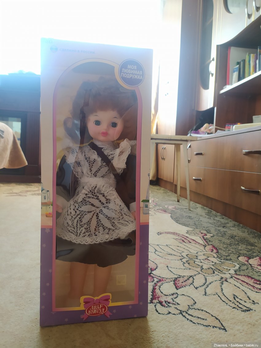 Школьница в коробке