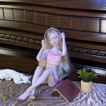 Музыка играет