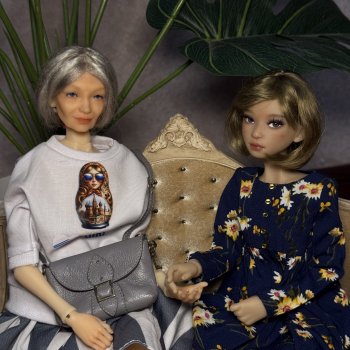 С бабушкой 👵