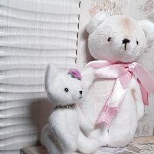 Кошка с бриллиантами на ошейнике Кошка с бриллиантами на ошейнике