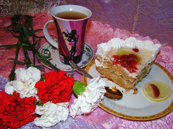 Чай с тортиком и цветами