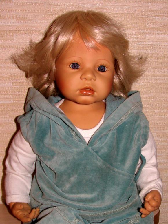 Маленькая Мария - коллекционная кукла от Zapf (фото 5)