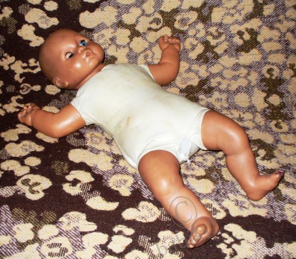 Отмыли в керосине резиновую куклу