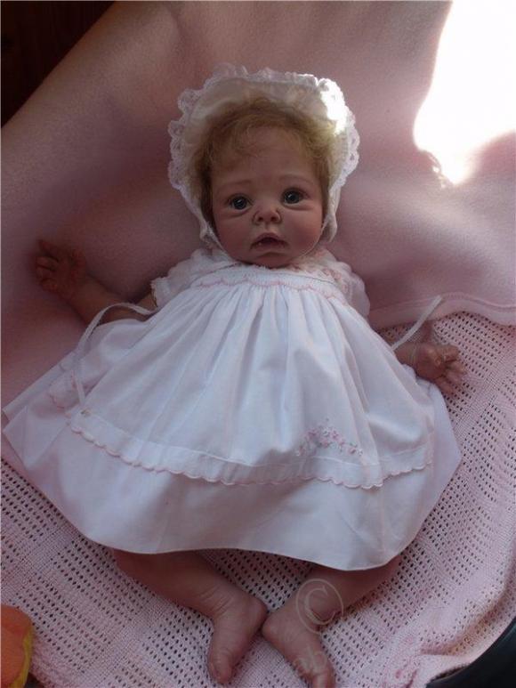 Солнышко светит,ребенок в саду, а мамка играет