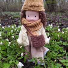 Мадлен в весеннем лесу.