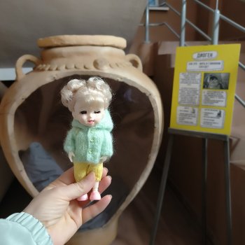 Ева сходила в музей.